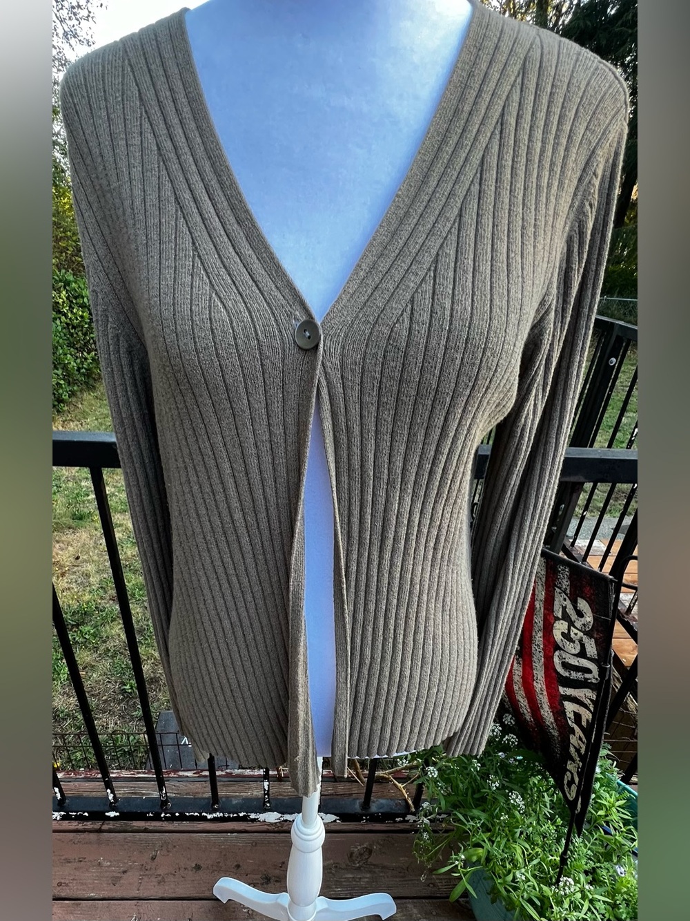 Jones New York Gray Ribbed Open-Front Cardigan. Size M.